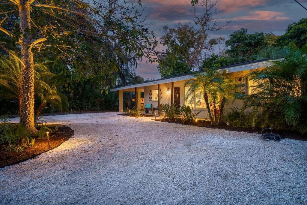 Вілла Beautiful Glam Mid-Century 1 Block From Sarasota Bay With Firepit Екстер'єр фото