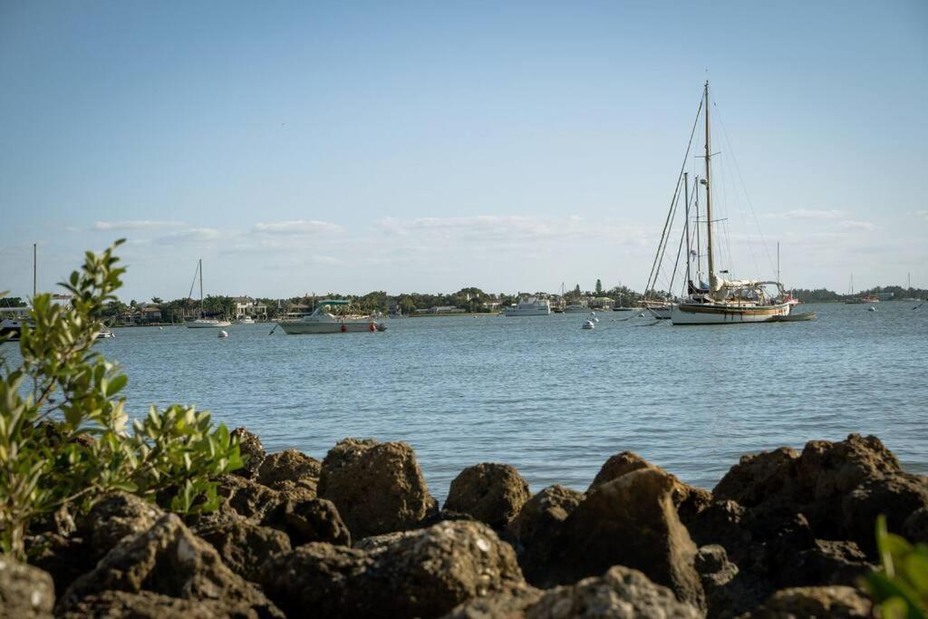 Вілла Beautiful Glam Mid-Century 1 Block From Sarasota Bay With Firepit Екстер'єр фото